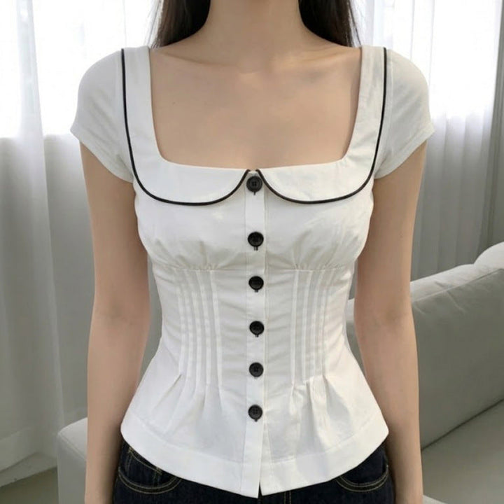 Elegant krage og stilrent design på hvit figursydd damebluse, ideell for profesjonell kvinnemote.