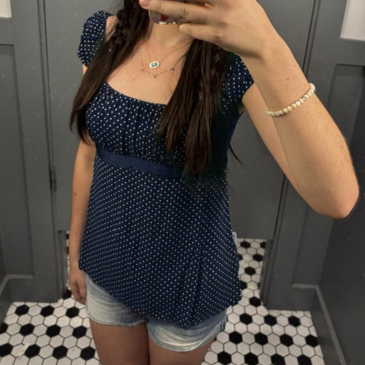 Rosa prikket damebluse med volanger. Trendy sommertopp, perfekt som festtopp med korte ermer.