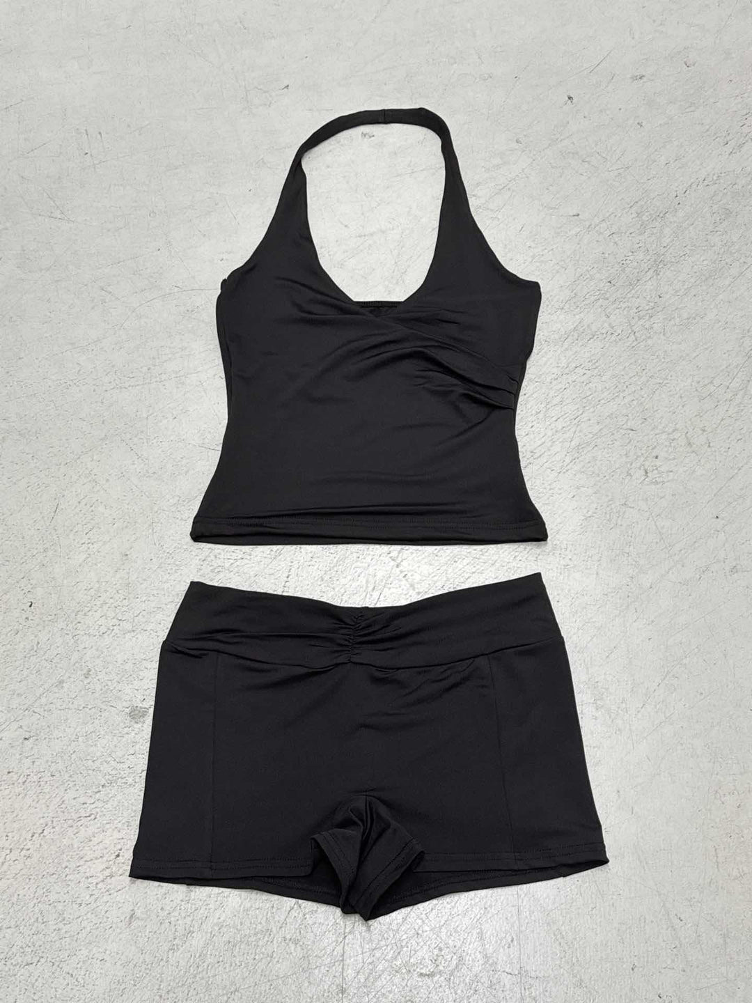 Dame sporty bikini-sett med V-hals topp og matchende strandshorts. Justerbar passform.
