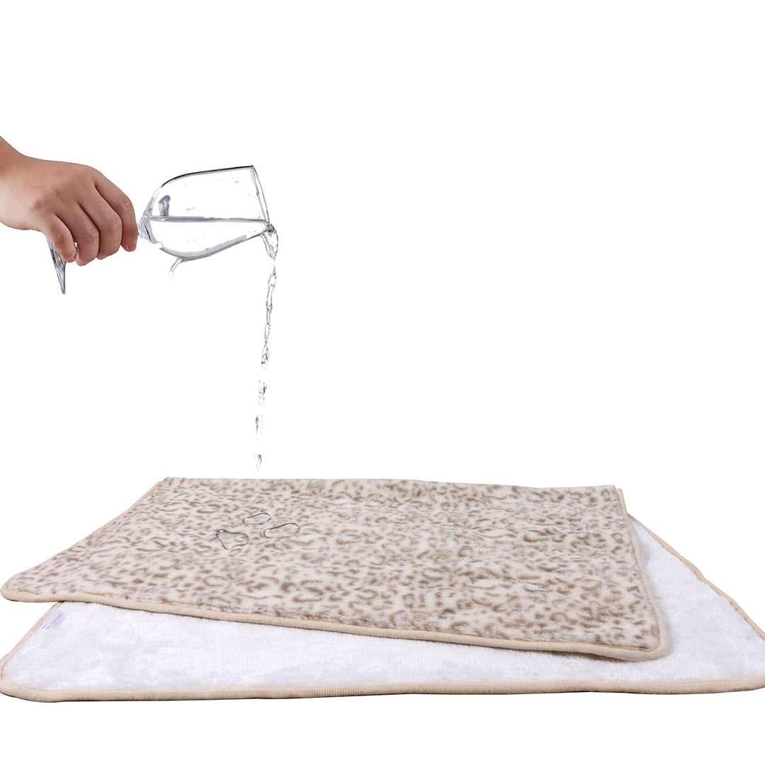 Elegant damepledd med mykt prikket design. Luksuriøst teppe som skaper hygge i hjemmet.