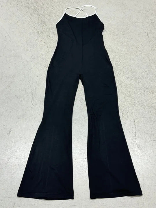 Frontbilde av en komfortabel, svart dame jumpsuit med fluffy overflate og flytende vide ben.