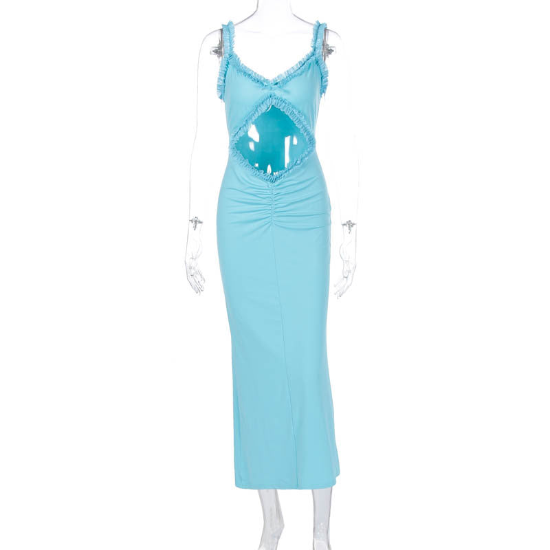 Festklar damekjole med smarte cut-outs og grasiøse volanger. En figurtilpasset og elegant sommerkjole.