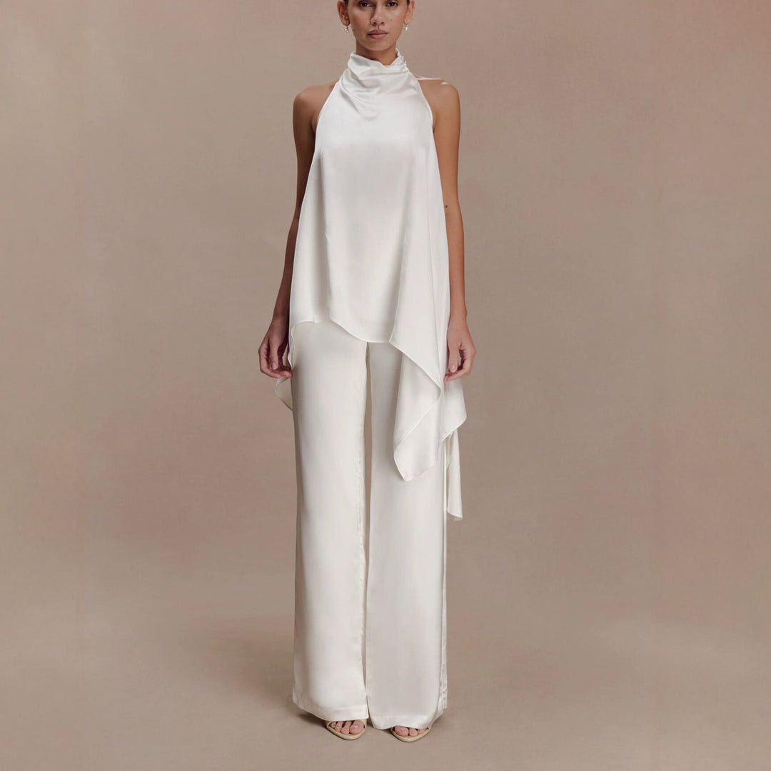 Moteinspirert hvit dame jumpsuit med asymmetrisk design. Elegant kveldsantrekk for kvinner, trendy.
