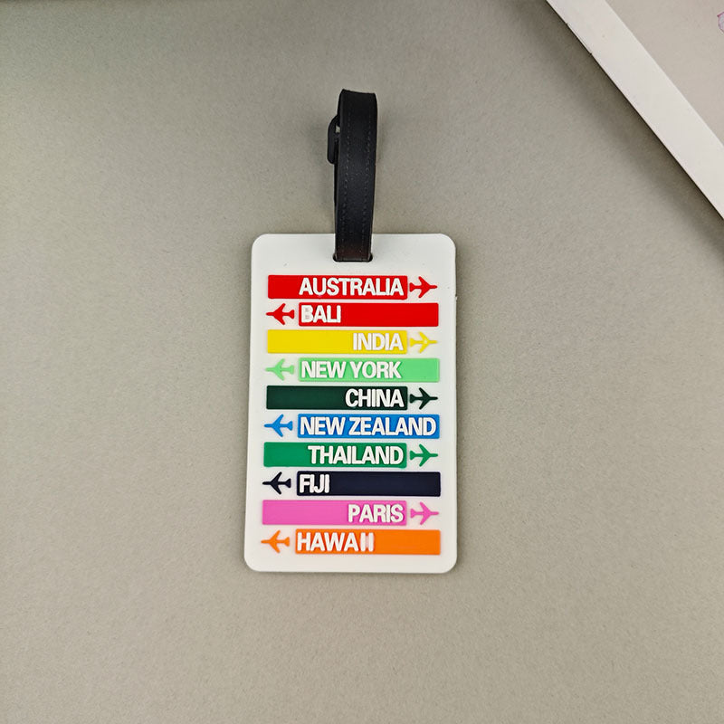 Bagasjetag festet til en koffert, viser enkel identifikasjon på flyplassen.