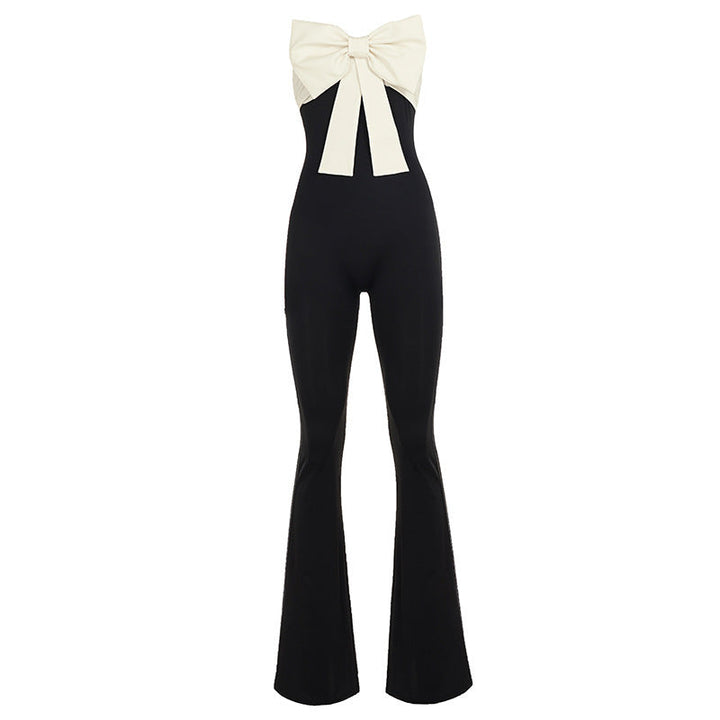 Damejumpsuit med moderne snitt, vide ben og en chic sløyfe, perfekt for et stilfullt utseende.