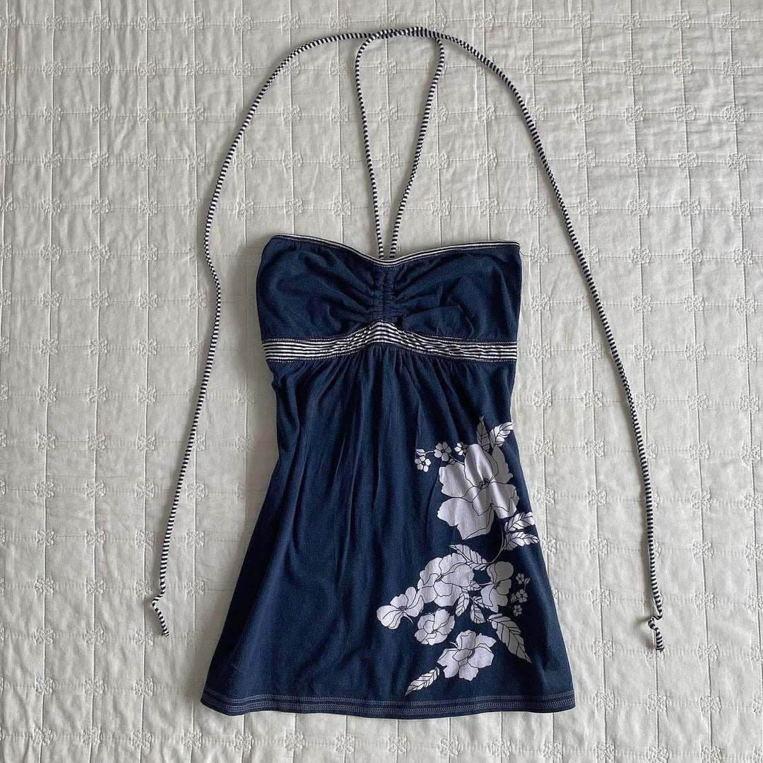 Avskåret dame topp med vakkert blått blomsterdesign. Kortermet strandtopp som passer til sommer og fritid.