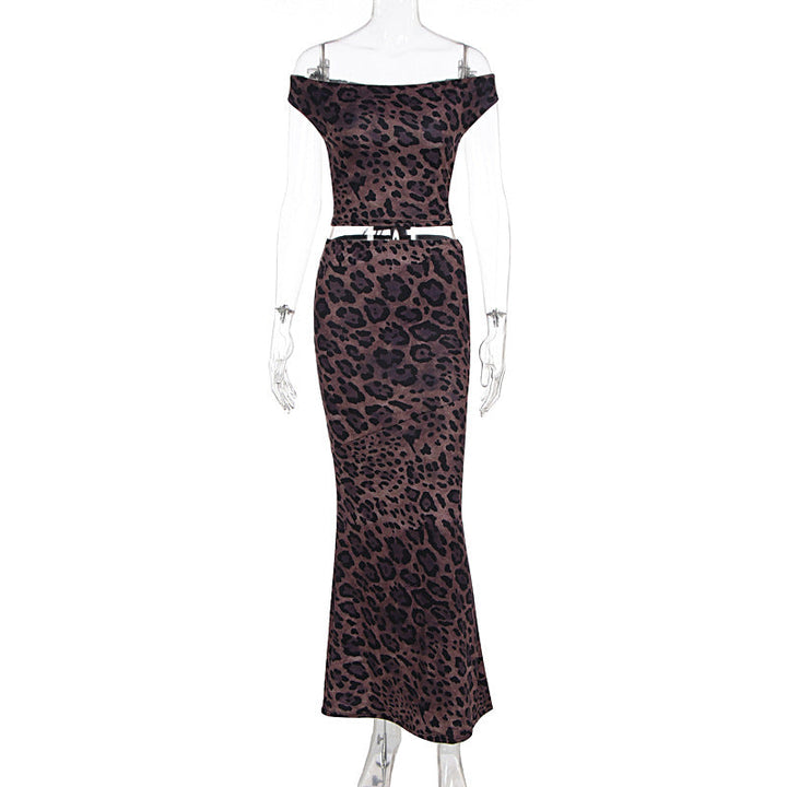 Feminin leopardmønstret maxikjole for dame, skulderfri og elegant. Perfekt lang kjole til fest og sommer.