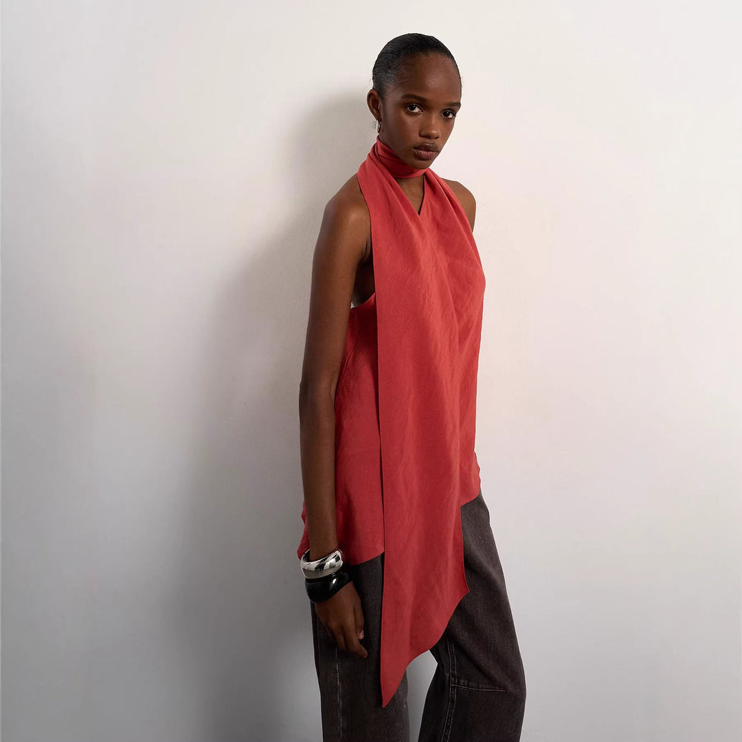 Rød dame omslagstopp med asymmetrisk design og elegant integrert sjal. Perfekt festtopp for kvinner.
