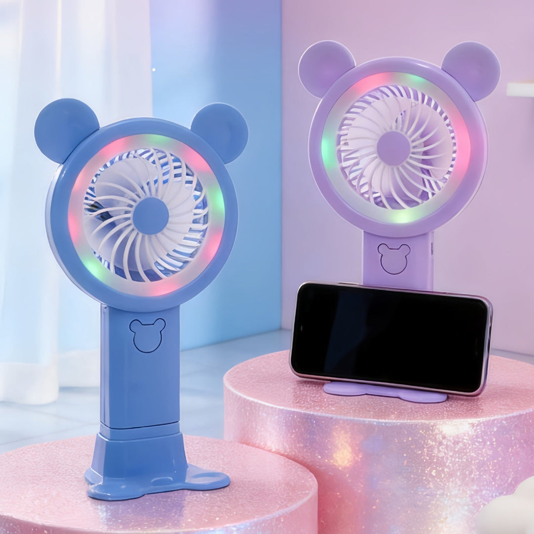 Grønn håndvifte med bjørnedesign og LED-lys, en flott personlig gave som holder deg avkjølt i sommer.