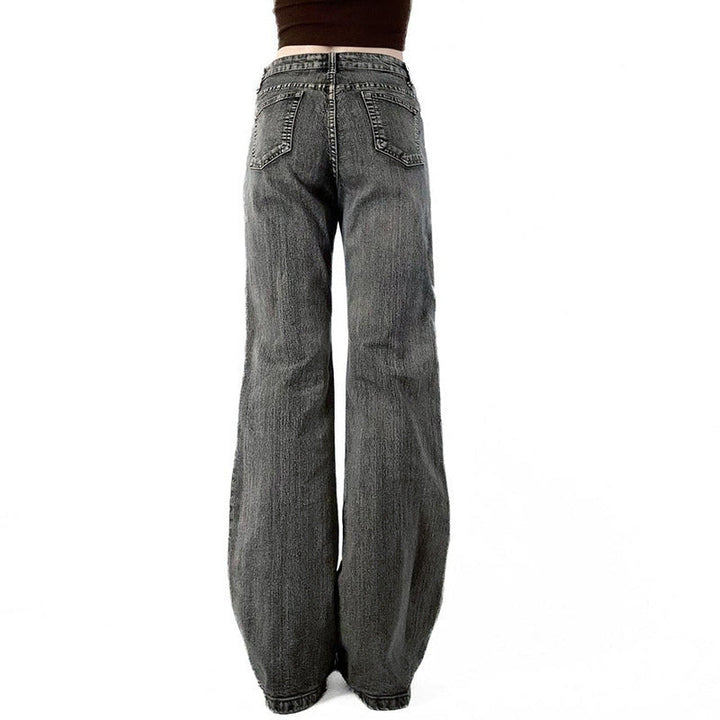 Bakside av grå flared damejeans med blomsterbroderi. Komfortable og trendy bukser for hverdag og mote.