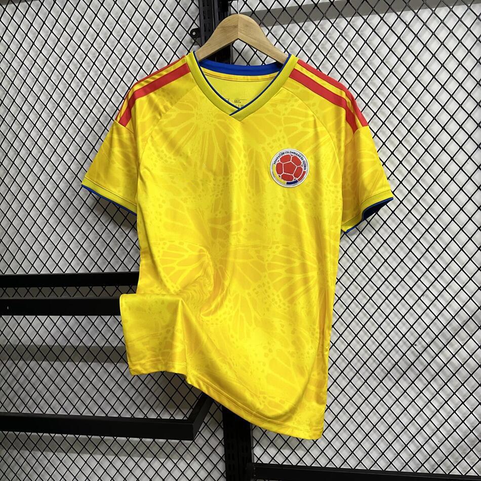 Colombia Fotballdrakt 2026 hjemme – gul landslagsdrakt for menn, supporterutstyr, sportsklær for fotballfans.