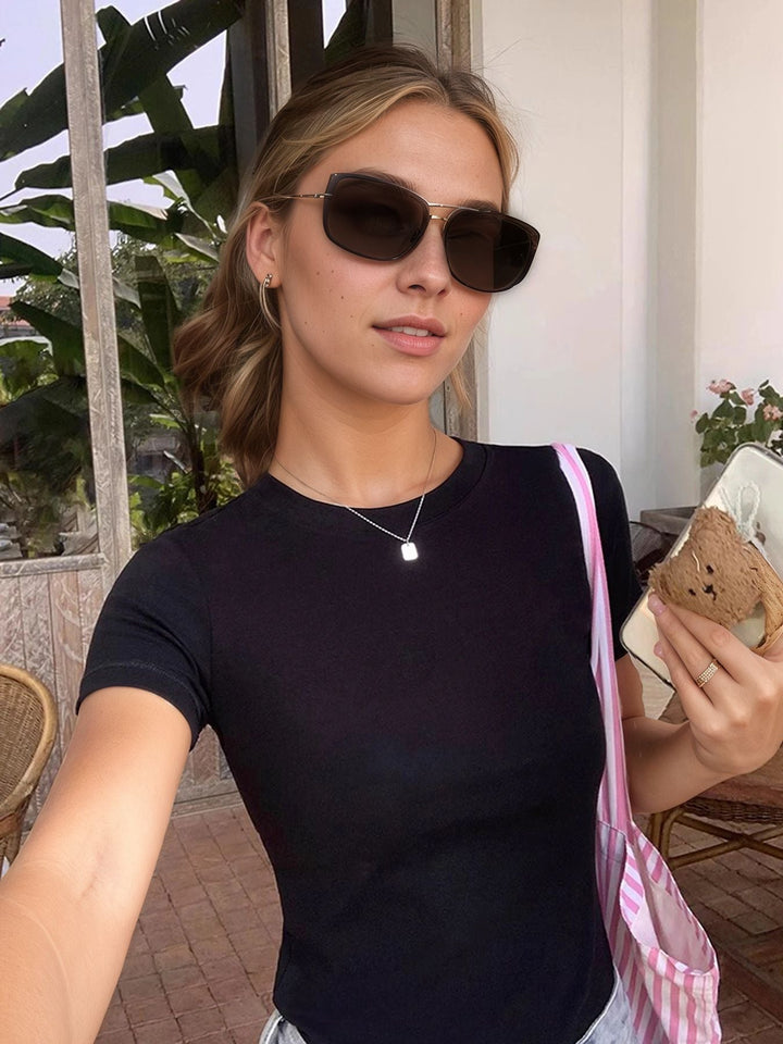 Mote dame t-skjorte med slim passform, korte ermer. En trendy casual sommer topp.