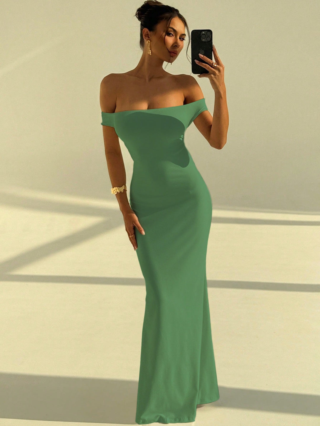 Damenes off-shoulder selskapskjole, lang og elegant, med en figurnær passform, ideell for fest.