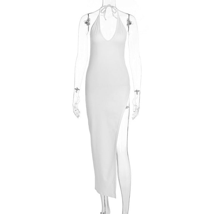 Moderne V-hals kjole for dame, lang modell med elegant splitt. Stilfull hvit festkjole.