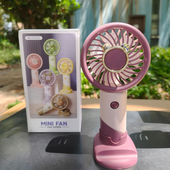 Liten rosa USB-vifte, bærbar og kraftig, ideell for varme sommerdager og ditt reisesett.