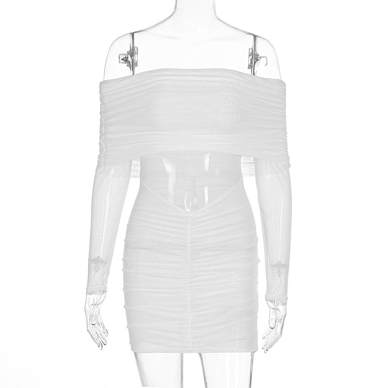 Trendy figurnært volangkjole med elegant off-shoulder passform. En moderne damekjole og festkjole for kvinner.