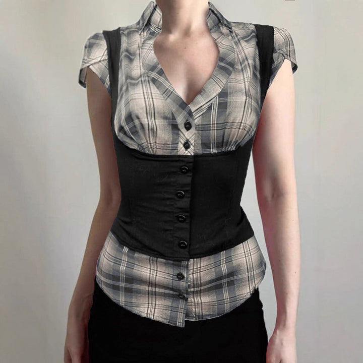 Figursydd damebluse i rutete mønster med elegant v-hals, perfekt for kontor og hverdag.