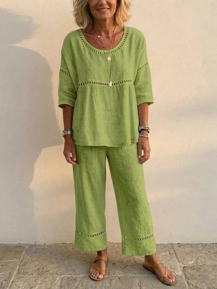Moderne todelt loungewear for kvinner. Komfortabelt og stilig sett med blonder for avslappede dager.