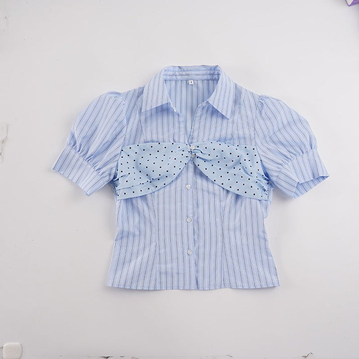 Nærbilde av dametopp: stripete stoff med prikker og elegante volangdetaljer. En chic hverdagsbluse.