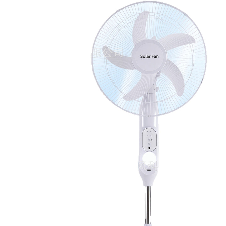 Bærbar grå gulvventilator med solcellepanel, fjernkontroll og batteri for effektiv kjøling i sommer.