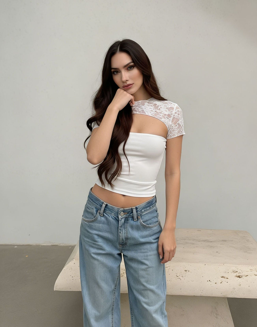 Moderne cropped bluse med figurnær passform og unikt mønster. Et must-have for damegarderoben i sommer.