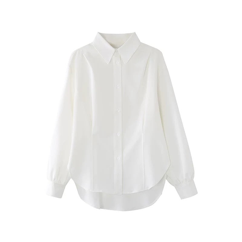 Elegant hvit oversized dameskjorte med flotte mansjetter. Ideell som vår- eller sommerplagg, casual eller business.