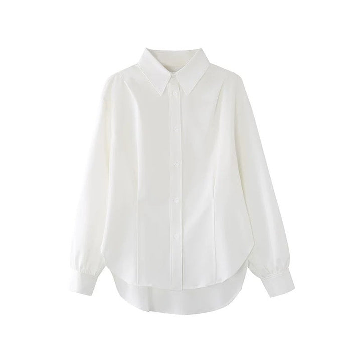 Elegant hvit oversized dameskjorte med flotte mansjetter. Ideell som vår- eller sommerplagg, casual eller business.