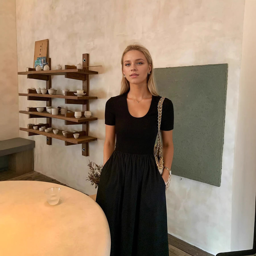 Elegant dame maxikjole med høy hals. Tidløs stil, perfekt for fest eller hverdag. Komfortabel lang kjole.