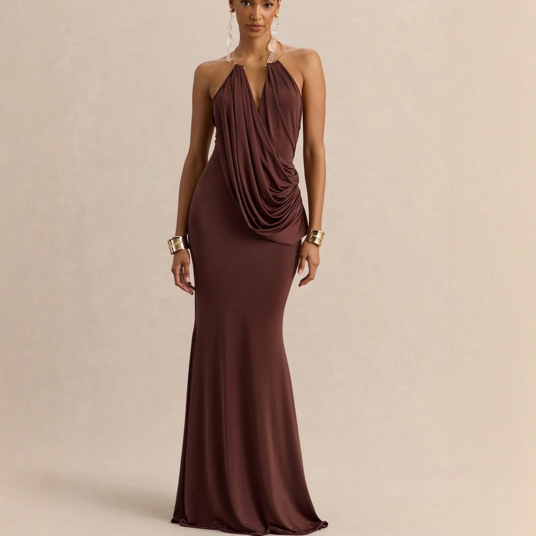 Elegant brun maxikjole med dyp V-hals, lange ermer og nydelig draperingsdetalj. Perfekt festkjole for dame.