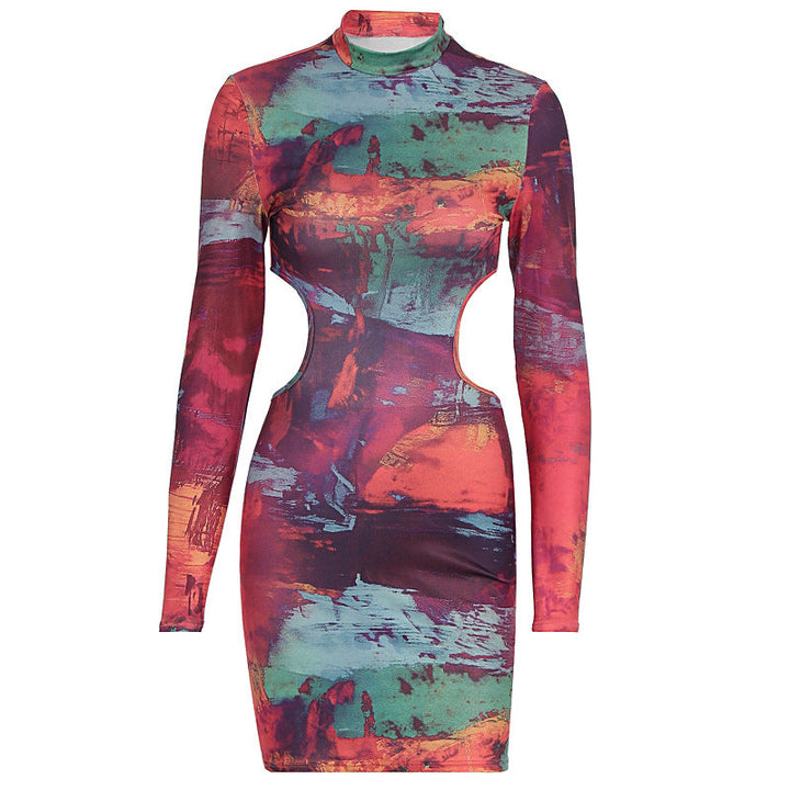 Trendy figurnær damekjole med dristig cut-out, høyhalset design og eksklusivt mønster. Feststil.
