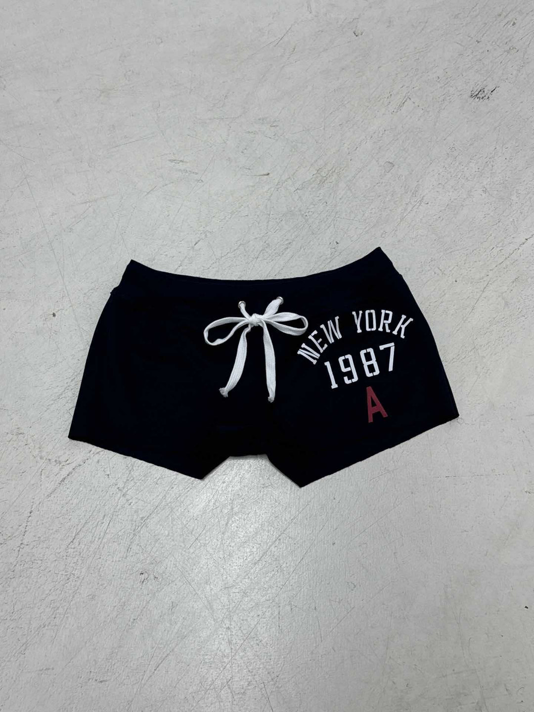 Stilfulle damebadshorts med høy midje og sporty preg. Perfekt badebukse for basseng og sommerdager.