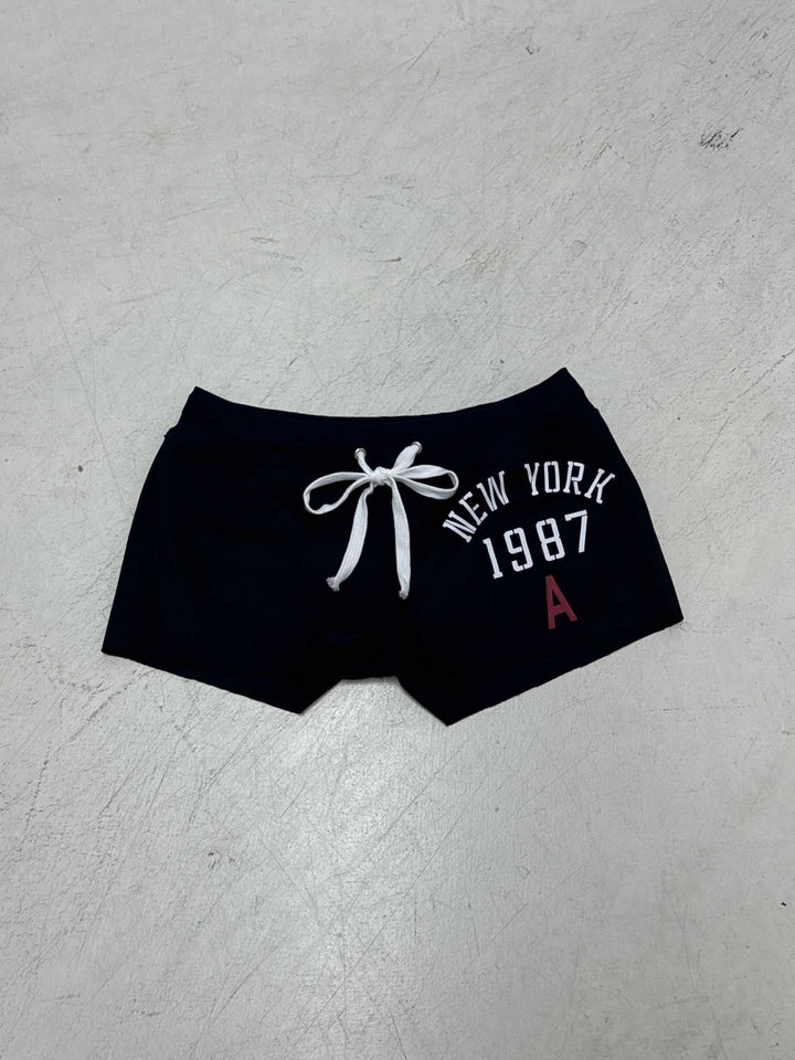 Stilfulle damebadshorts med høy midje og sporty preg. Perfekt badebukse for basseng og sommerdager.