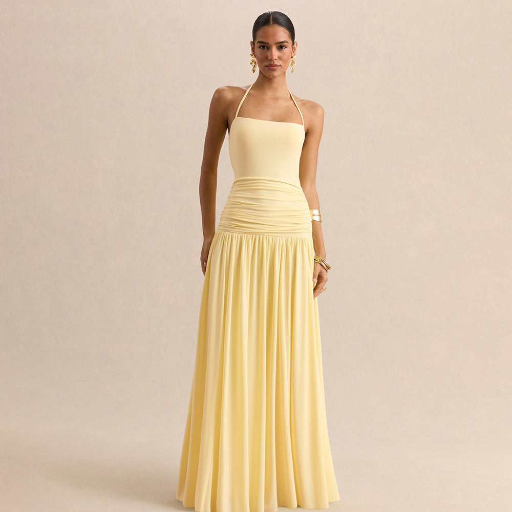 Stilfull dame maxikjole med flytende stoff og elegant rynket design. Perfekt for sommer og anledninger.