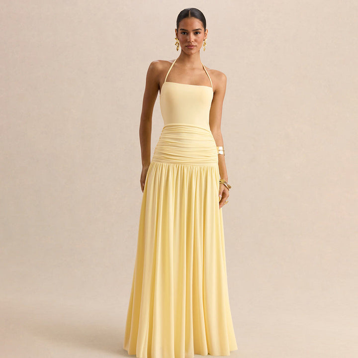 Stilfull dame maxikjole med flytende stoff og elegant rynket design. Perfekt for sommer og anledninger.
