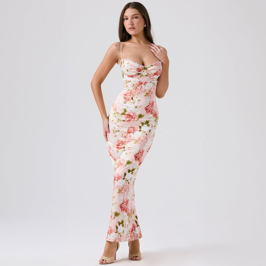 Elegant blomstret maxikjole for damer, figurnær passform, perfekt til fest og sommer. Justerbar.