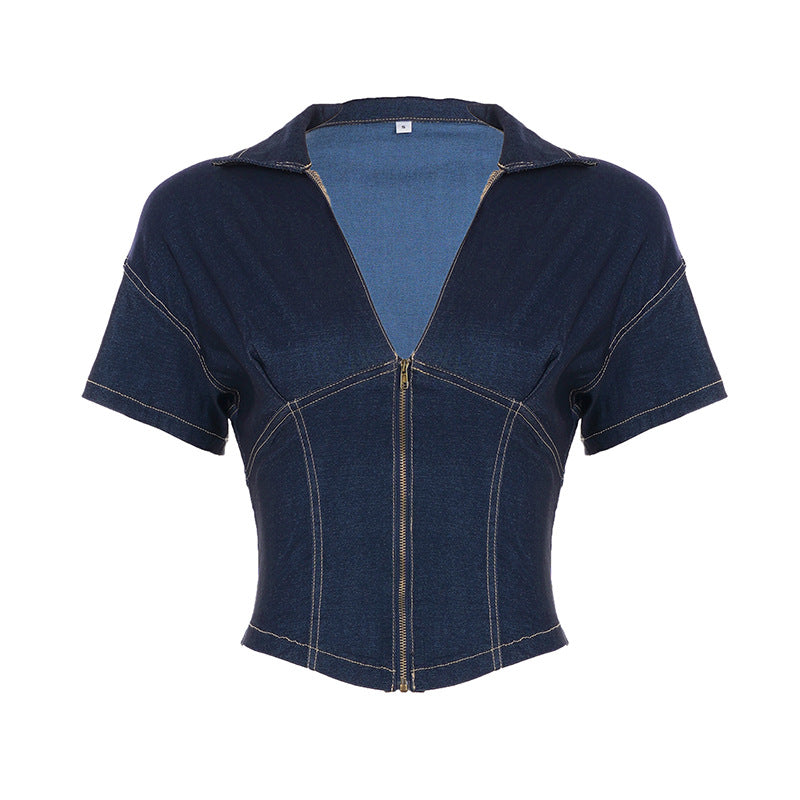 Stilren dame denimjakke, kortermet med glidelås. En moteriktig glidelåsjakke for sommeren.