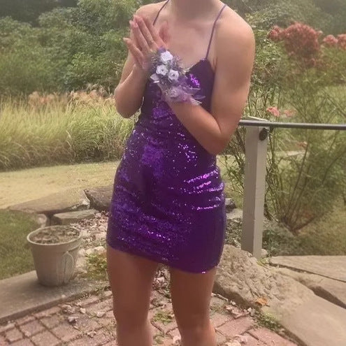 Lilla spaghettistropp minikjole dame, glitrende. Dyp V-hals. Ideell paljettkjole for fest.