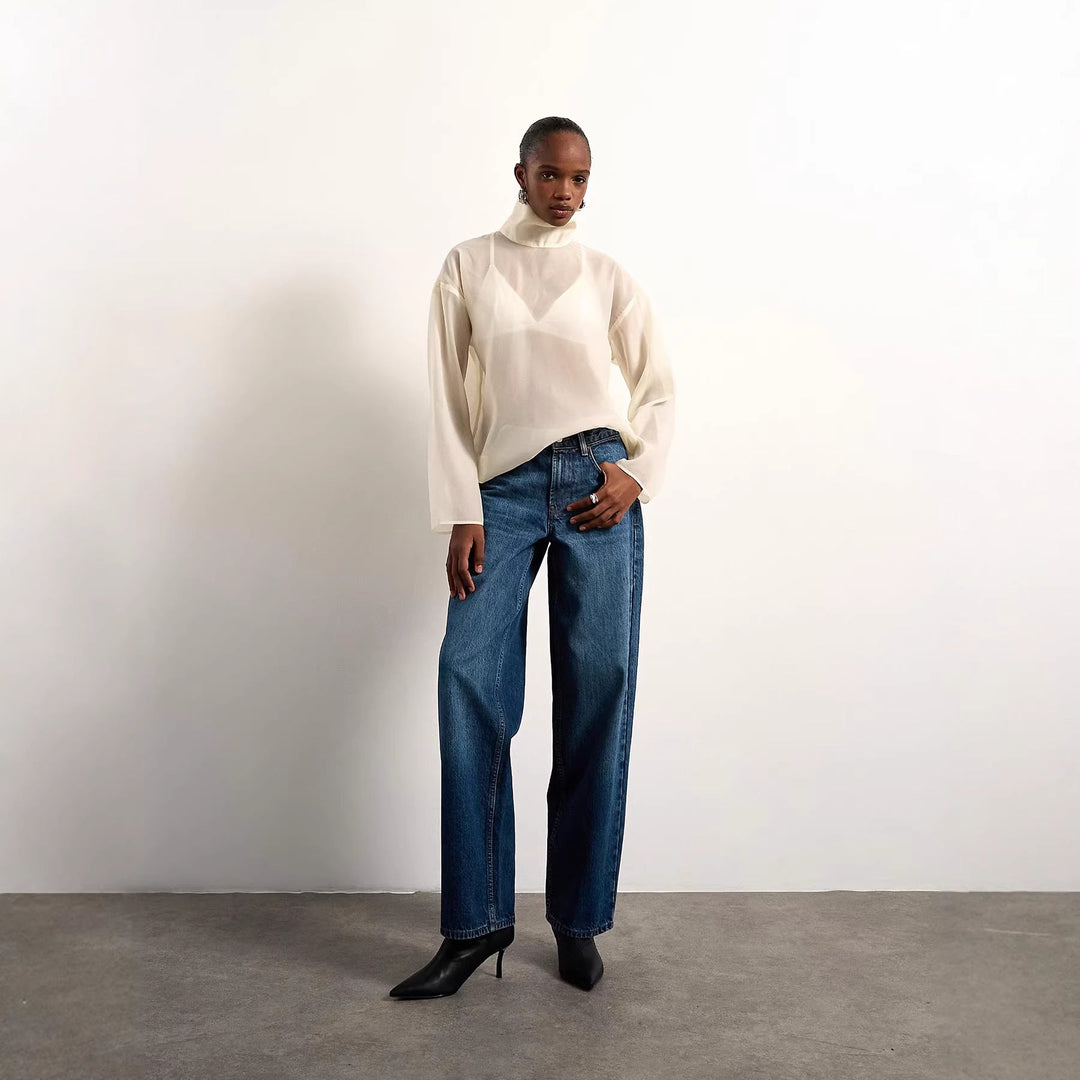 Elegant kremfarget bluse med stående krage, for en sofistikert kontorstil. Komfortabel og tidløs for kvinner.