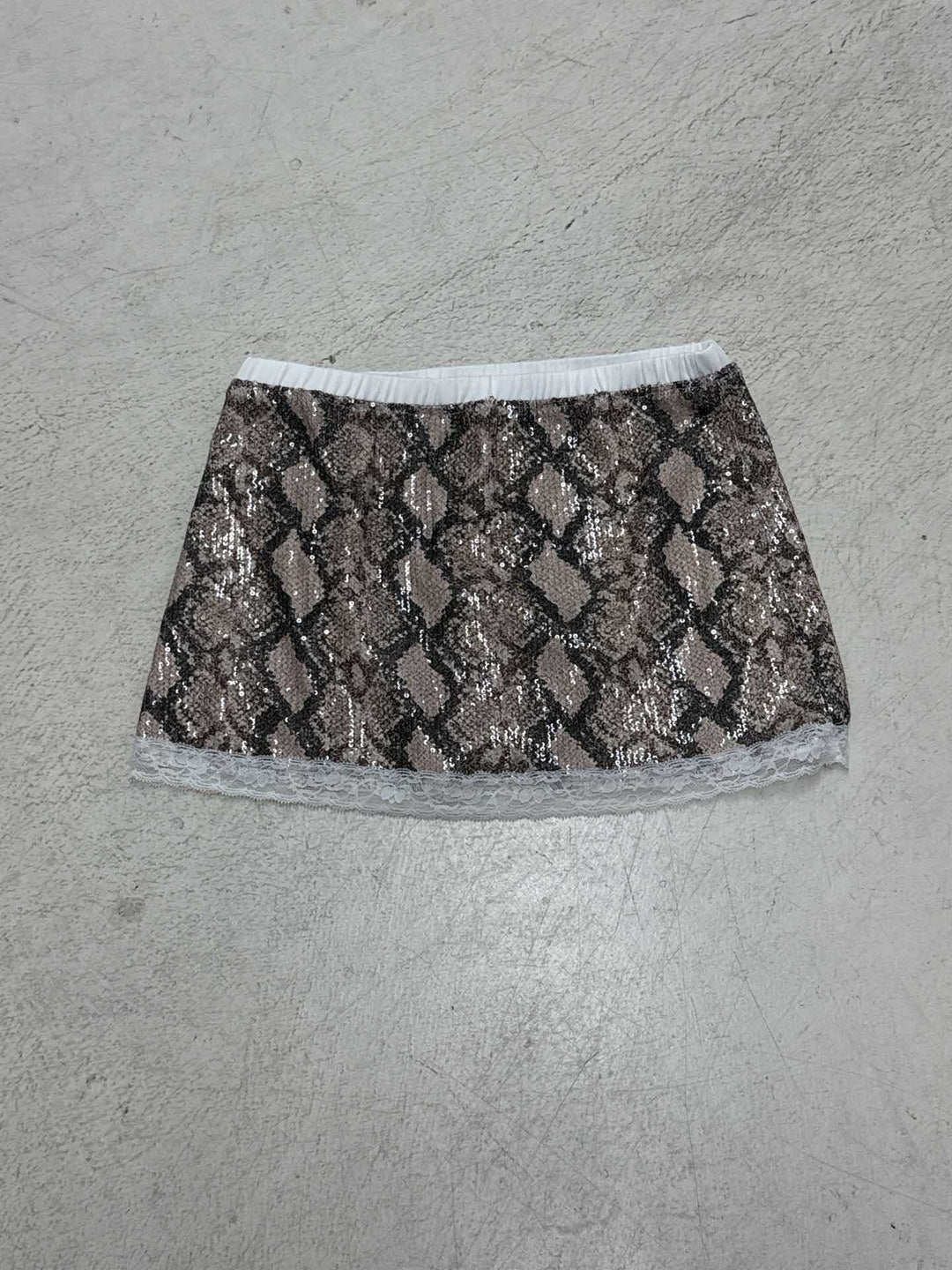 Trendy glitrende slangemønster miniskjørt for damer, med spisskant, et must for sommerens fester.