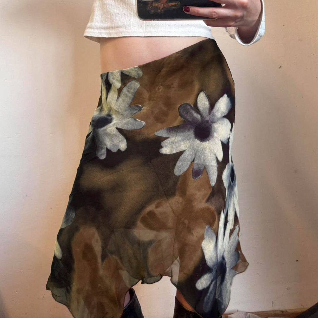 Mønstret midi skjørt til dame med vakkert blomstret design. Et stilfullt valg for en elegant look.