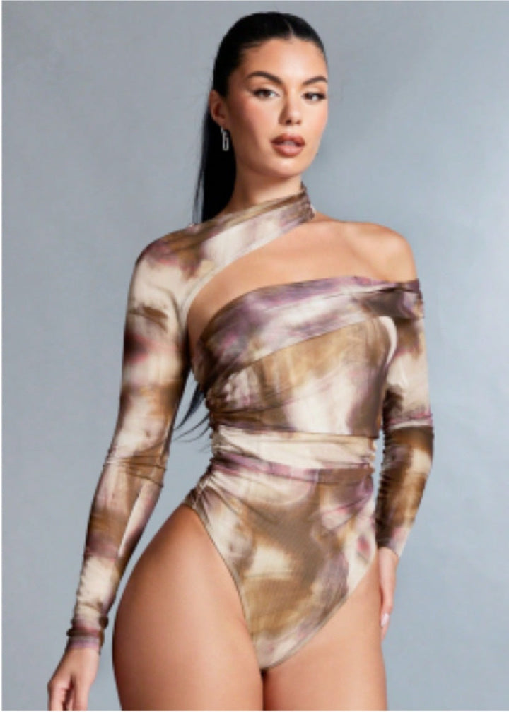 Elegant høyhals bodysuit for damer, med asymmetrisk design og drapering, flott som festantrekk.