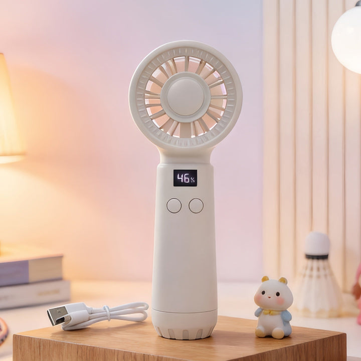 Damer håndvifte med LCD-skjerm på et skrivebord; kompakt og stillegående for kontorbruk.