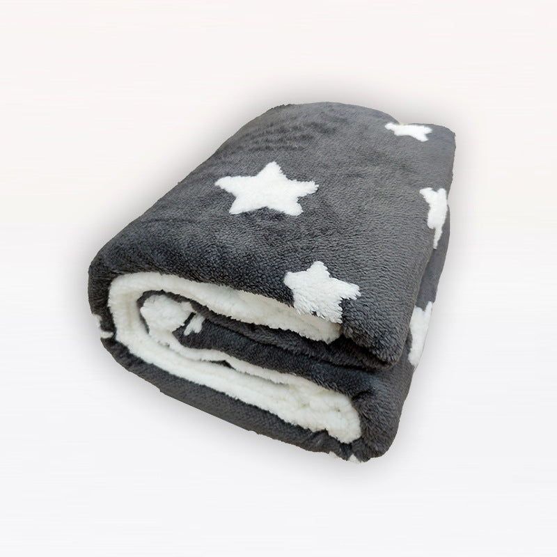 Stilig dame kosepledd i mykt mikrofiber med sjarmerende hanefotmønster, et must-have hjemmetekstil.