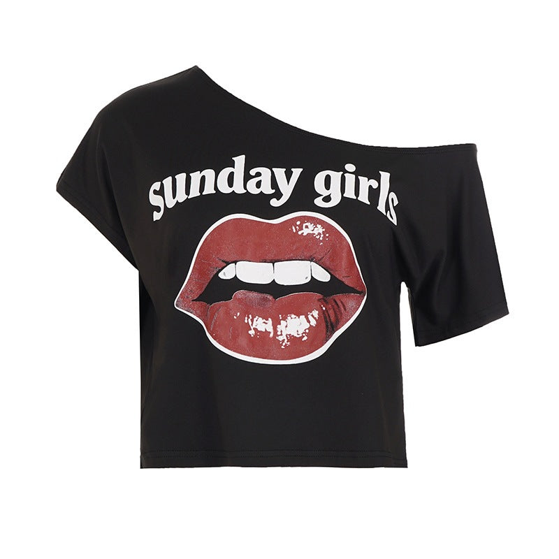 Trendy dame crop-topp med iøynefallende leppemotiv, perfekt for en moderne og ungdommelig look.