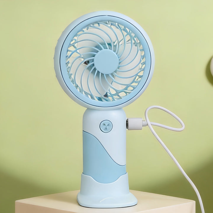 Stillegående USB-minivifte på et skrivebord, gir svalende luft for kontor eller hjemmekontor.