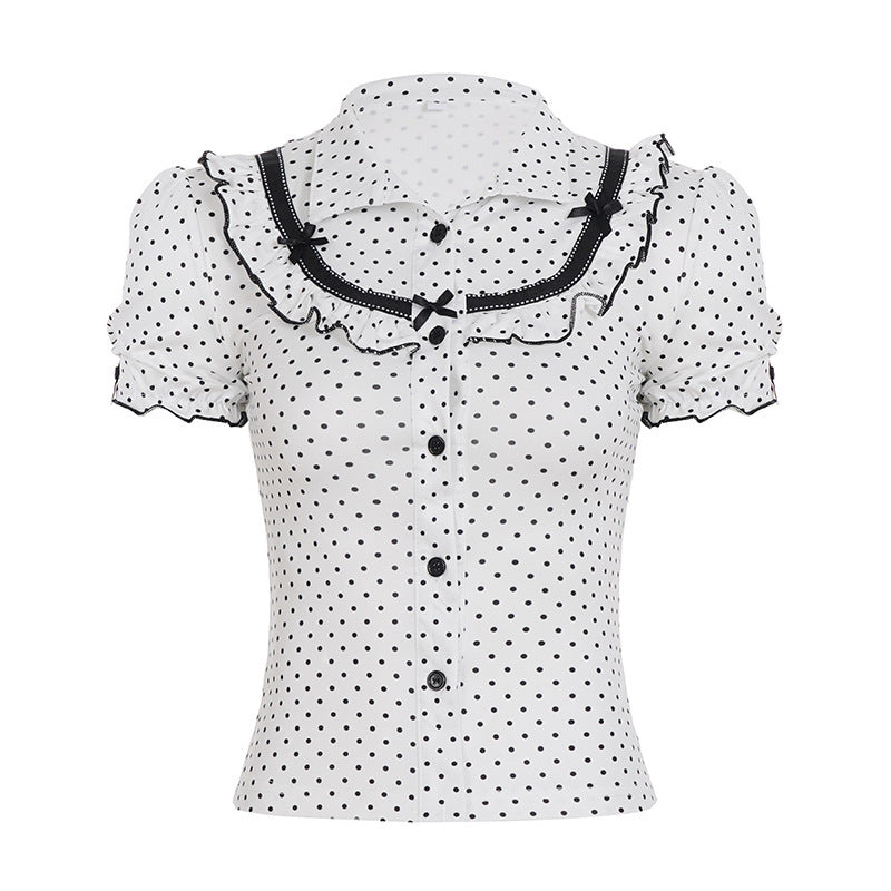 Vintage inspirert hvit prikkete damebluse med puffermer, en elegant og allsidig topp.