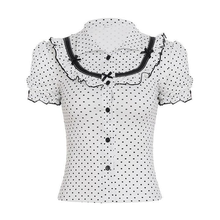 Vintage inspirert hvit prikkete damebluse med puffermer, en elegant og allsidig topp.