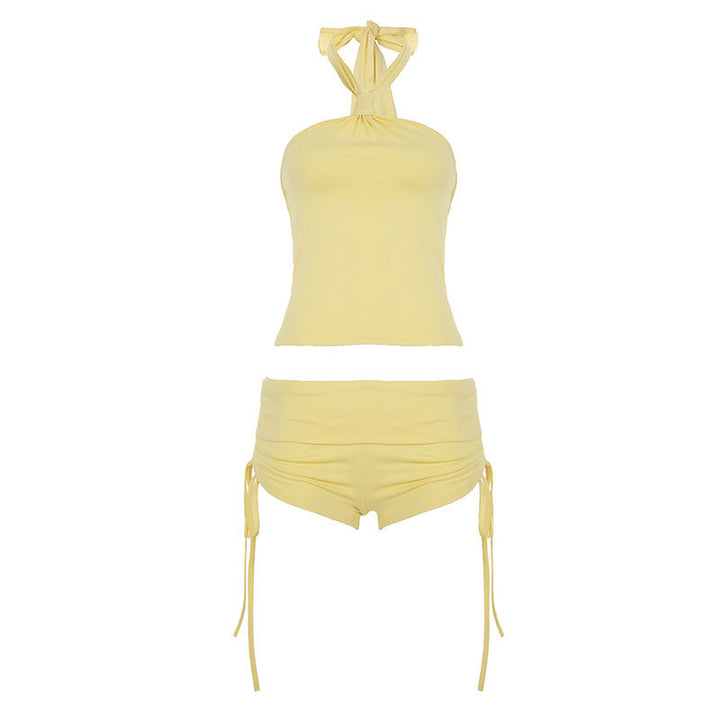 Komplett sett: rød haltertopp og volangshorts, ideell trendy damebikini for sommerferie.