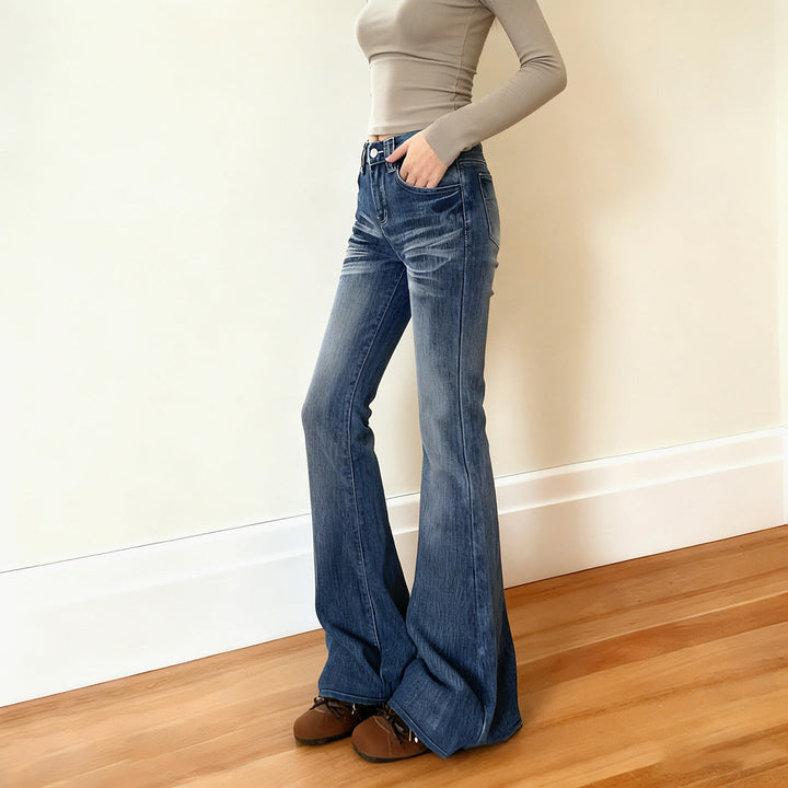 Komfortable blå damejeans med sleng, høy midje og vintage look, mykt stoff for daglig antrekk.