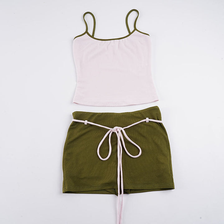 Stilrent sporty damesett i ensfarget design. Tanktopp og skjørt med høy midje for moderne aktiv mote.